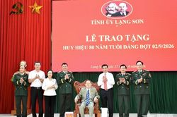 Đại tướng Phan Văn Giang trao Huy hiệu 80 năm tuổi Đảng tại Lạng Sơn