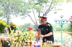 Quân khu 5: Dâng hương tưởng niệm Chủ tịch Hồ Chí Minh, Đại tướng Võ Nguyên Giáp và các anh hùng liệt sĩ