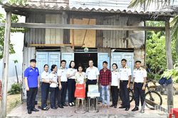 Lữ đoàn 167 (Vùng 2 Hải quân) thăm, tặng quà con ngư dân