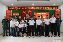 Tặng qu&agrave; cho học sinh trong chương tr&igrave;nh 'N&acirc;ng bước em tới trường - Con nu&ocirc;i đồn Bi&ecirc;n ph&ograve;ng'