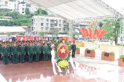 Đảng ủy - Bộ CHQS tỉnh Quảng Ninh dâng hoa, dâng hương tưởng niệm các anh hùng liệt sĩ