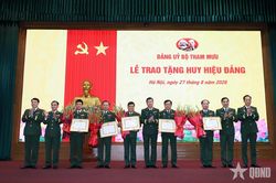 Đảng ủy các cơ quan thuộc Đảng bộ Tổng cục Hậu cần - Kỹ thuật trao tặng Huy hiệu 35 năm, 30 năm tuổi Đảng
