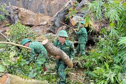 Bộ đội, dân quân giúp dân khắc phục hậu quả thiên tai