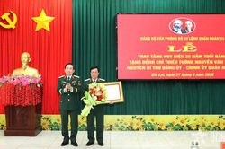 Trao Huy hiệu 35 năm tuổi Đảng tặng các đồng chí nguyên Chính ủy Quân đoàn 3 và Quân đoàn 4