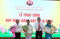 Trao tặng Huy hiệu Đảng cho 206 đảng viên thuộc Đảng bộ phường Sơn Trà