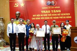 Thường trực Ban B&iacute; thư Trần Cẩm T&uacute; trao Huy hiệu 80 năm tuổi Đảng cho c&aacute;c đảng vi&ecirc;n tại th&agrave;nh phố Đ&agrave; Nẵng