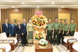 Tổng L&atilde;nh sự qu&aacute;n nước CHDCND L&agrave;o tại Đ&agrave; Nẵng ch&uacute;c mừng C&ocirc;ng an TP nh&acirc;n dịp Quốc kh&aacute;nh 2-9