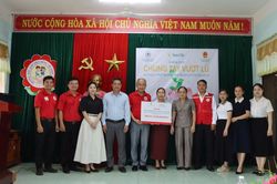 'Chung tay vượt lũ' tiếp sức trường học Đà Nẵng sau thiên tai