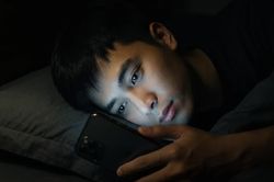 Hội chứng trì hoãn trên giường: Nhiều bạn trẻ lướt điện thoại đến rạng sáng dù cả ngày làm việc mệt mỏi