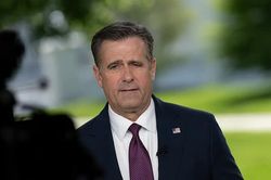 Tổng thống Donald Trump lên tiếng về chuyến thăm của Giám đốc CIA tới Nga