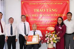 L&atilde;nh đạo Th&agrave;nh ủy TPHCM trao Huy hiệu 80 năm tuổi Đảng đến c&aacute;n bộ l&atilde;o th&agrave;nh 99 tuổi