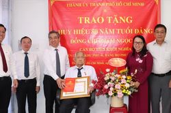 Ph&oacute; B&iacute; thư Th&agrave;nh ủy TPHCM Nguyễn Phước Lộc trao Huy hiệu 80 năm tuổi Đảng đến c&aacute;n bộ l&atilde;o th&agrave;nh 99 tuổi