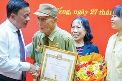 Thường trực Ban B&iacute; thư Trần Cẩm T&uacute; trao Huy hiệu 80 năm tuổi Đảng tại Đ&agrave; Nẵng
