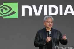 Nvidia thu 96,2 tỷ USD trong một quý nhờ 'cơn khát' chip AI