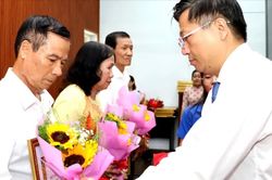 Trao Huy hiệu Đảng đợt 2-9 cho c&aacute;c đảng vi&ecirc;n l&atilde;o th&agrave;nh