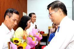 Trao Huy hiệu Đảng đợt 2-9 cho c&aacute;c đảng vi&ecirc;n l&atilde;o th&agrave;nh
