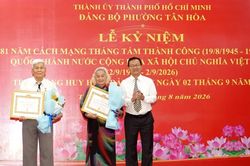Trao Huy hiệu Đảng đợt 2-9 cho c&aacute;c đảng vi&ecirc;n l&atilde;o th&agrave;nh