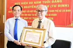 B&iacute; thư Th&agrave;nh ủy TPHCM Trần Lưu Quang trao Huy hiệu 80 năm tuổi Đảng đến 2 đảng vi&ecirc;n cao ni&ecirc;n