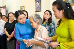 Cán bộ, hội viên phụ nữ xúc động tưởng nhớ đồng chí Nguyễn Thị Minh Khai