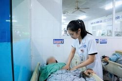 Tự mua thuốc trị ong đốt, người phụ nữ 42 tuổi phải nhập viện cấp cứu