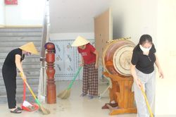 Giáo viên cùng phụ huynh hối hả chuẩn bị cho ngày tựu trường
