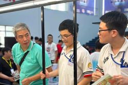 Hai thế hệ cùng chạm tay vào chức vô địch Robotacon