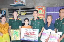 Trao học bổng 'Ươm mầm tri thức' cho học sinh hoàn cảnh khó khăn ở An Giang
