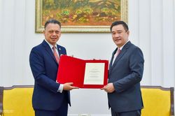 Cục trưởng Lê Công Dũng tiếp nhận bản sao Thư ủy nhiệm của Đại sứ Malaysia tại Việt Nam