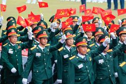 Sĩ quan nghỉ hưu trước hạn tuổi được trợ cấp 5 tháng lương cho mỗi năm