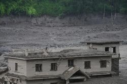 Lũ quét ở Nepal và Trung Quốc: Ít nhất 160 người chết và hàng trăm du khách nước ngoài mất tích