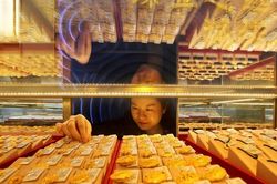 Gi&aacute; v&agrave;ng rời đỉnh ba th&aacute;ng khi thị trường chờ t&iacute;n hiệu từ Fed