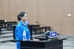 Th&ecirc;m bị hại tr&igrave;nh b&aacute;o tại phi&ecirc;n t&ograve;a nữ gi&aacute;m đốc show Về đ&acirc;y bốn c&aacute;nh chim trời