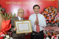Đại tướng Phan Văn Giang trao Huy hiệu 80 năm tuổi Đảng cho 3 đảng viên lão thành