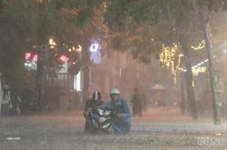 Hà Nội mưa lớn, nhiều tuyến đường ngập sâu, xe cộ tê liệt