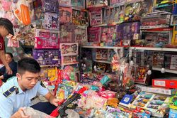 Tiêu hủy gần 1.500 sản phẩm đồ chơi trẻ em, bánh trung thu không rõ nguồn gốc