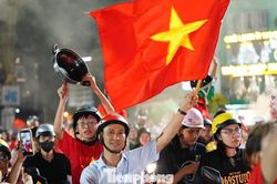 Người hâm mộ phố biển Quy Nhơn không ngủ ăn mừng chiến thắng của tuyển Việt Nam