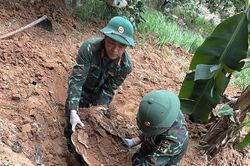 Tìm thấy võng dù, ống nhòm cùng nhiều kỷ vật chiến trường khi quy tập hài cốt liệt sĩ