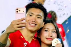 Dàn cầu thủ tuyển Việt Nam hôn vợ, khoe cúp gây bão mạng