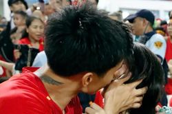 D&agrave;n cầu thủ tuyển Việt Nam h&ocirc;n vợ, khoe c&uacute;p g&acirc;y b&atilde;o mạng