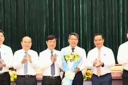 Trao th&ecirc;m chức danh cho Gi&aacute;m đốc Sở KH&CN TPHCM