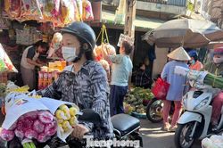 Thị trường rằm tháng Bảy: Đồ chay làm sẵn đắt như tôm tươi