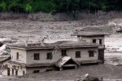Cảnh tan hoang sau trận lũ qu&eacute;t kinh ho&agrave;ng ở bi&ecirc;n giới Nepal - Trung Quốc