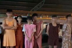 Gây náo loạn đường phố khi 'đi bão', nhóm nam giới mặc váy được mời đi...dọn rác