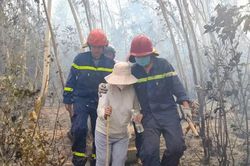 Giải cứu hai người phụ nữ mắc kẹt trong đám cháy rừng