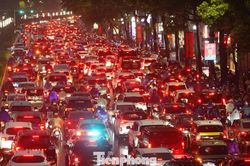 Mưa lớn nhiều tuyến phố H&agrave; Nội ngập cục bộ, giao th&ocirc;ng &ugrave;n tắc diện rộng