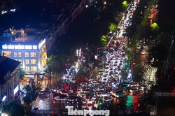 Người dân bì bõm lội nước về nhà, Đại lộ Thăng Long ùn tắc kéo dài