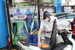Gi&aacute; xăng dầu giảm nhẹ trước kỳ nghỉ lễ, diesel vẫn ở mức cao