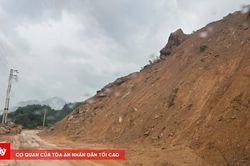 Những tảng đ&aacute; lớn ch&ecirc;nh v&ecirc;nh tr&ecirc;n Quốc lộ 15 sau b&atilde;o số 4