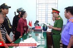 Bắt 2 người phụ nữ ngăn cản khai thác cát