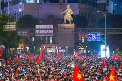 Biển người TPHCM 'đi bão' xuyên đêm mừng tuyển Việt Nam vô địch